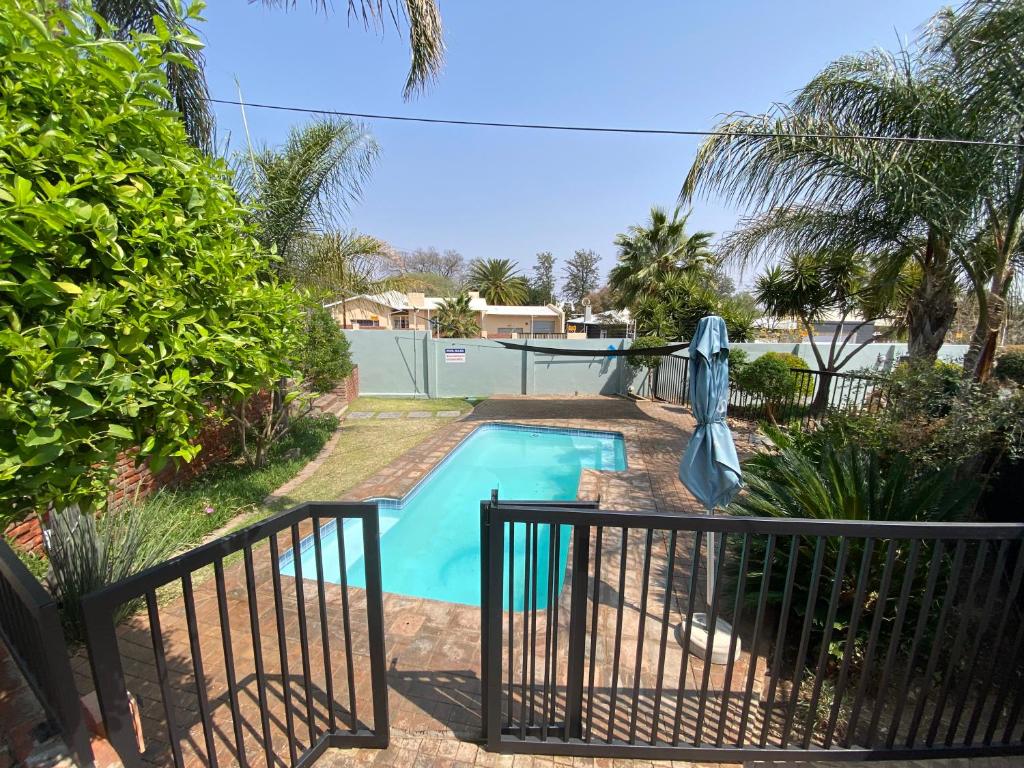 温特和克Nambani House的庭院中带滑梯的游泳池