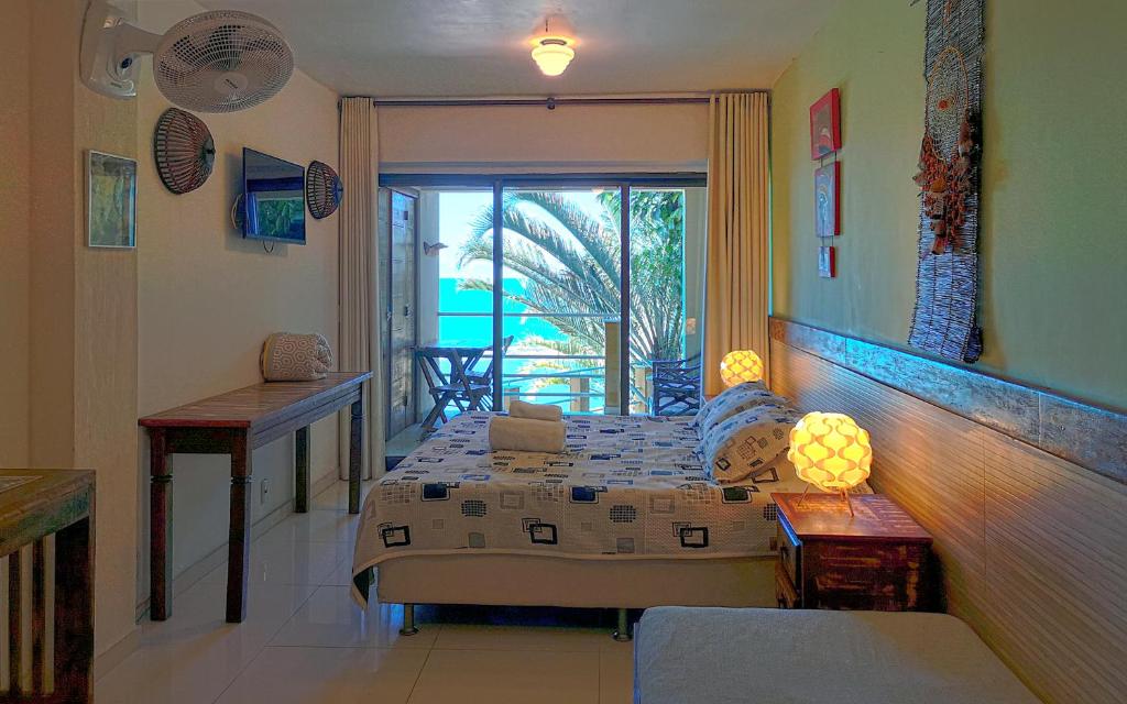 瓜拉派瑞波萨达贝姆特韦酒店的一间卧室配有一张床,享有海景