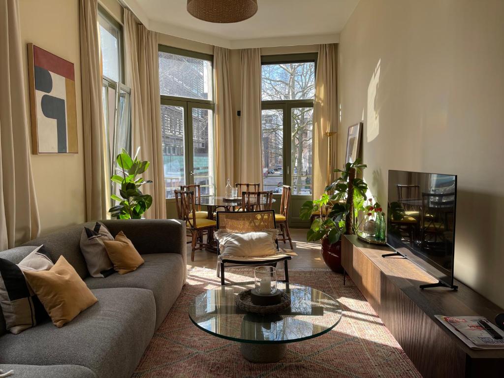 安特卫普Stunning apartment by MAS的客厅配有沙发和桌子