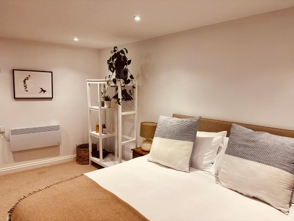 文特诺The Ventnor Annex的一间卧室配有带白色床单和枕头的床。