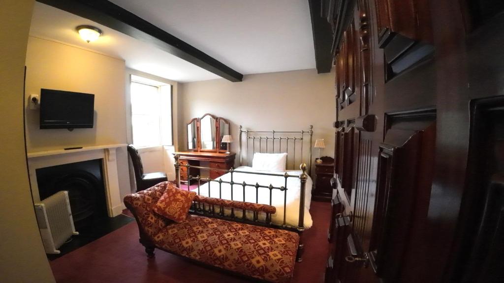 凯恩舍姆老庄园酒店的带沙发和壁炉的客厅