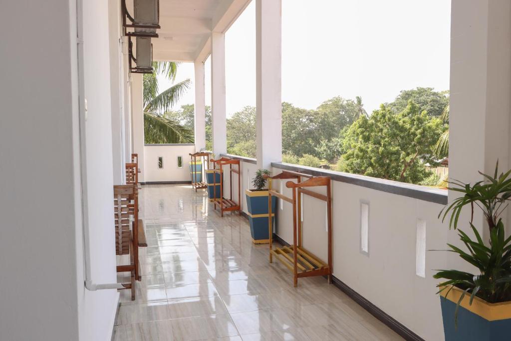 阿鲁甘湾Chimaca Bay Hotel的大楼内带大窗户的空走廊