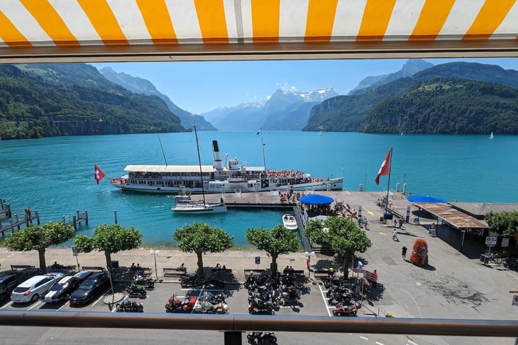 布鲁嫩Lake Lucerne Paradise apartment的从湖上码头的窗户欣赏美景