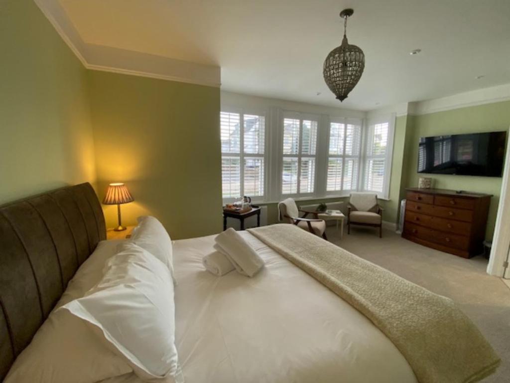 法尔茅斯柯莱特旅馆的一间带大床的卧室和一间客厅