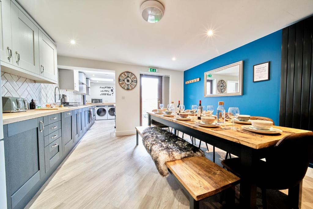 布里斯托Belfry House的厨房配有长桌和蓝色的墙壁