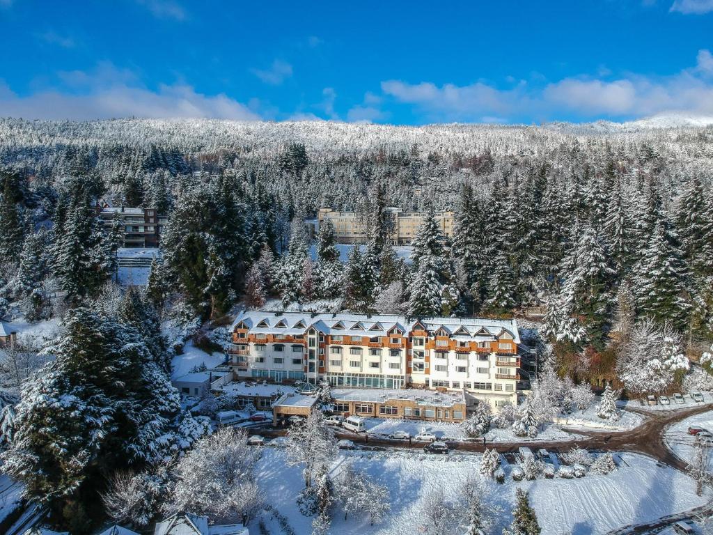 圣卡洛斯-德巴里洛切Huinid Bustillo Hotel & Spa的雪地中度假村的空中景观