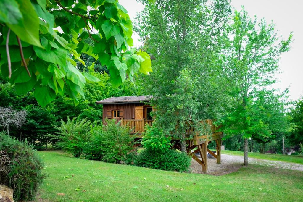 马尔凯Les Chalets du Brusquand的花园中间的小木屋