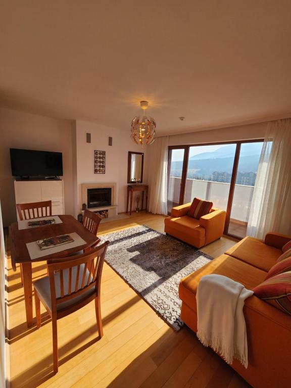 班斯科One Bedroom Apartment Pirin Lodge的客厅配有沙发和桌子