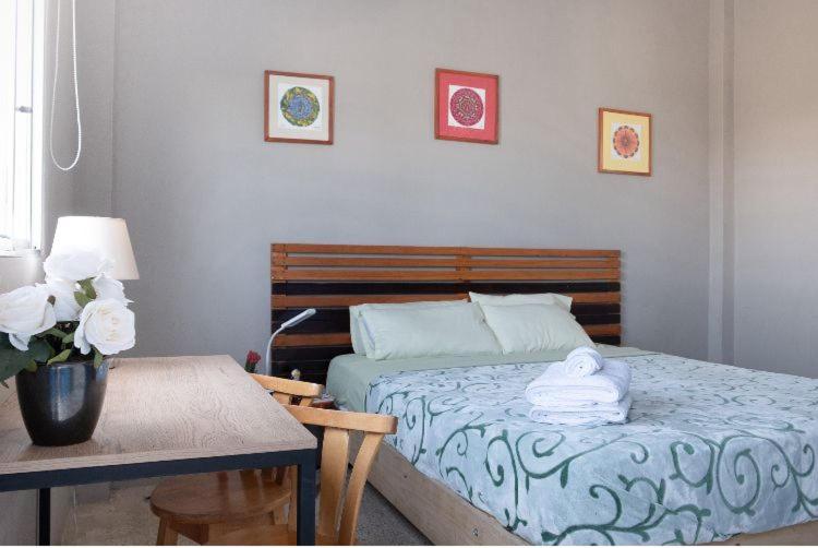 萨利纳斯Hostel Casa Betancourt的一间卧室配有一张床和一张桌子,上面配有毛巾