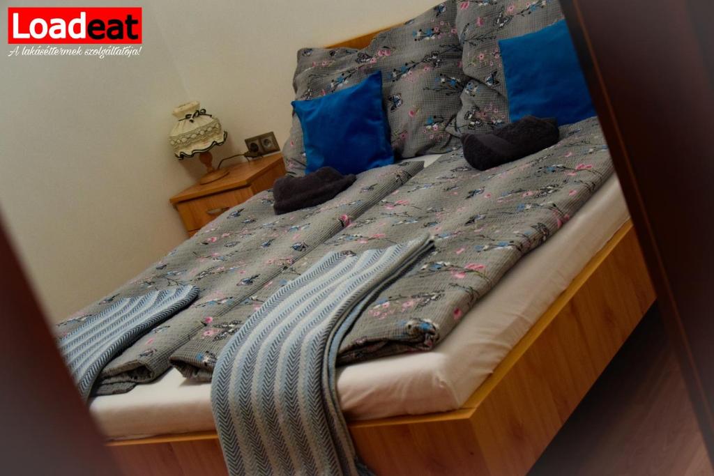 扎马迪NORA Guesthouse and Restaurant的床上有毯子和枕头