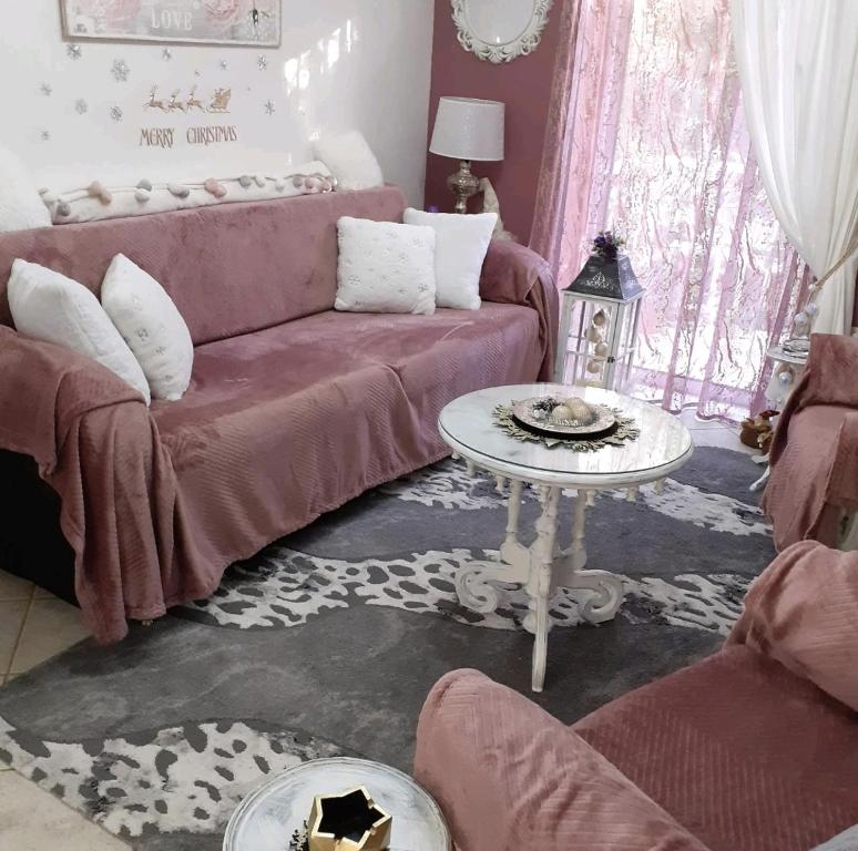 纳弗帕克托斯DreamHouse的客厅配有沙发和桌子
