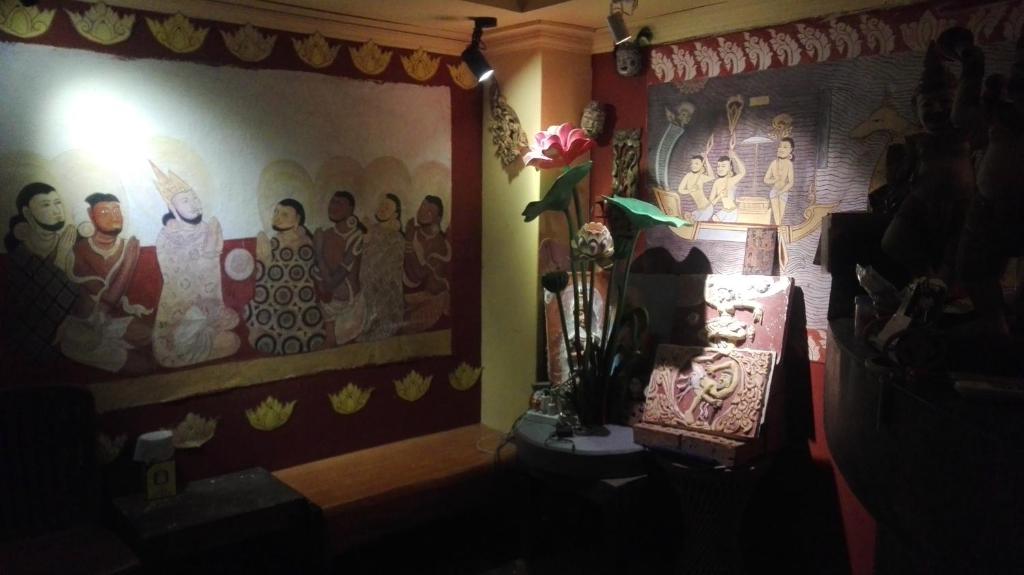 仰光山卡拉旅舍的墙上有人画的房间