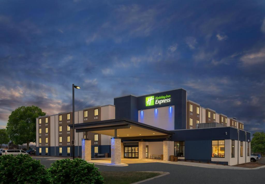 普利茅斯Holiday Inn Express - Minneapolis West - Plymouth, an IHG Hotel的前面有标志的建筑