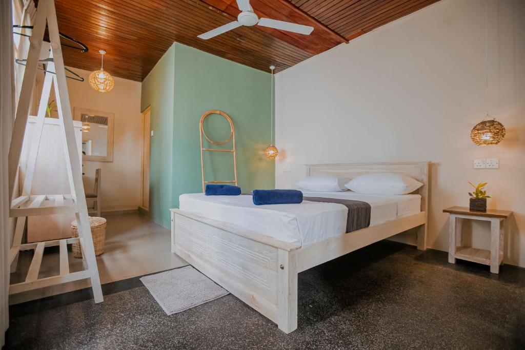 科伦坡Drop Inn Hostels的一间卧室设有一张大床和梯子