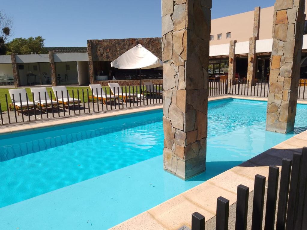 奥瓦列利马里酒店的蓝色的酒店游泳池