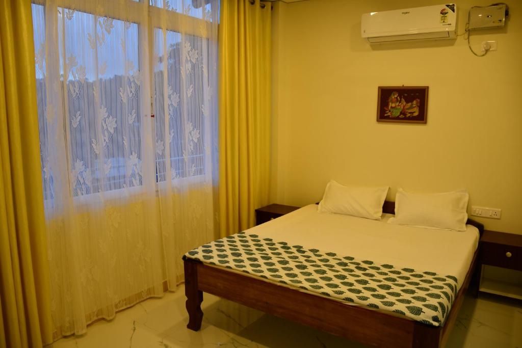 布莱尔港coco view的一间卧室设有一张床和一个大窗户