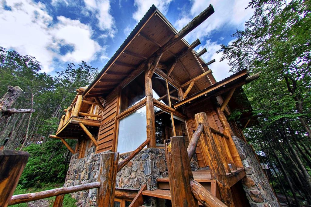 乌斯怀亚Patagonia Villa Lodge的森林中间的树屋
