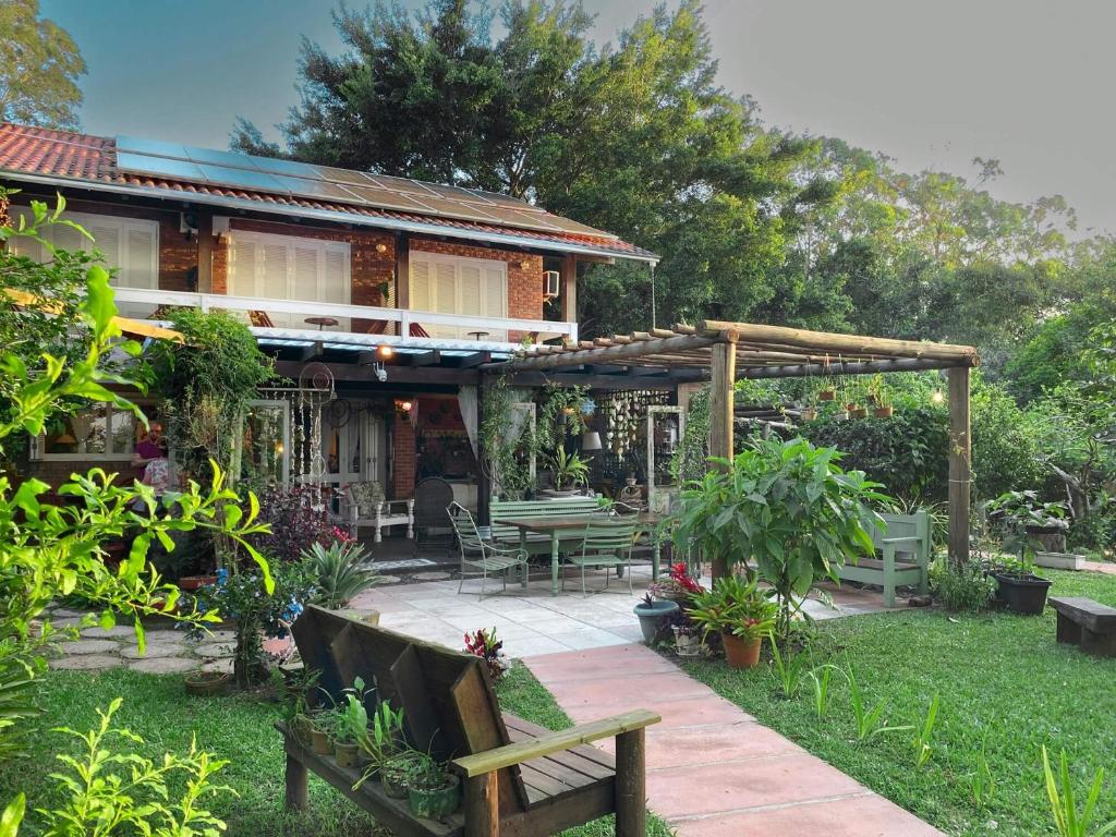 托雷斯Morada das Bromélias的房屋设有带桌椅的庭院