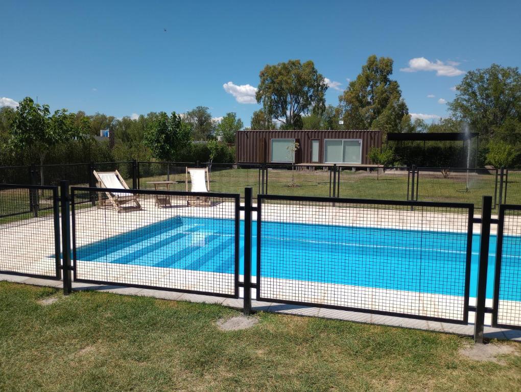 圣拉斐尔Punto Alma Home box的游泳池周围设有围栏
