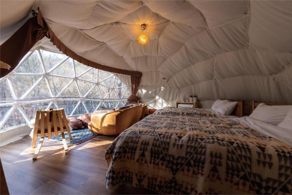 中津川市Hoko Glamping - Camp - Vacation STAY 51102v的帐篷内一间卧室,配有一张床