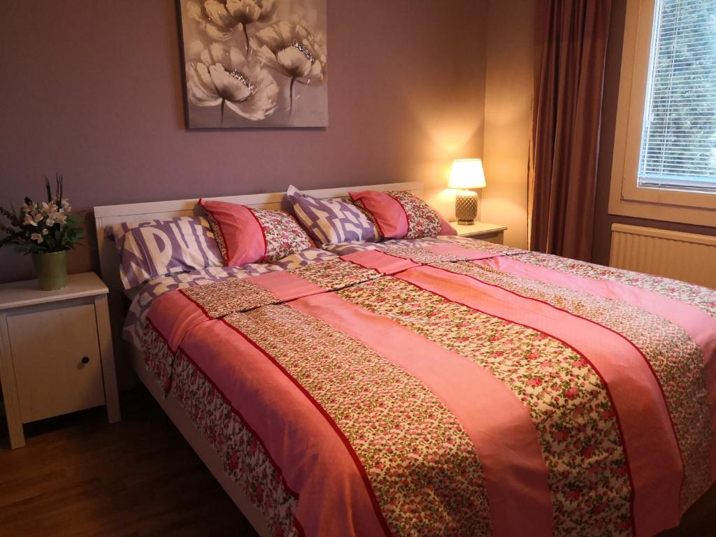 OxieCoolt Oxie的一间卧室配有一张大床,提供色彩缤纷的床单和枕头