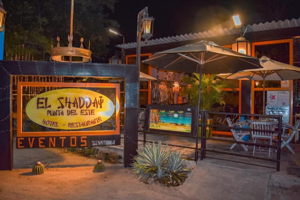 比利亚维哈Hotel Shaddai的一个带遮阳伞和游泳池的室外餐厅