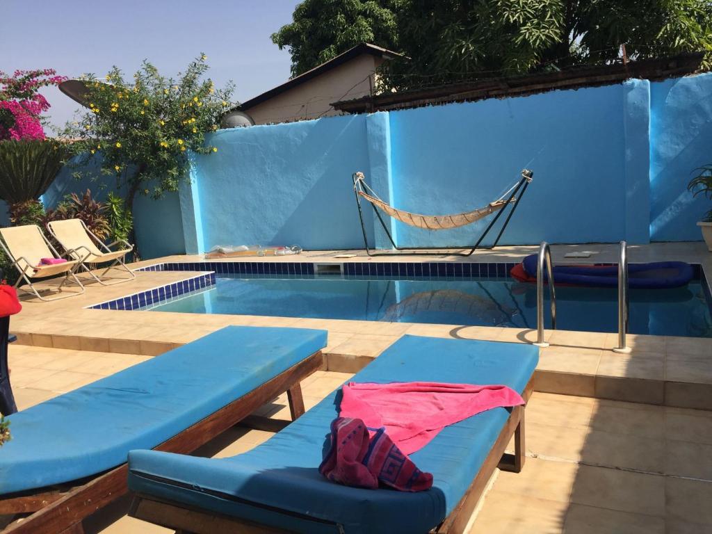 Old YundumBanana Republic的游泳池旁设有蓝色的墙壁和吊床