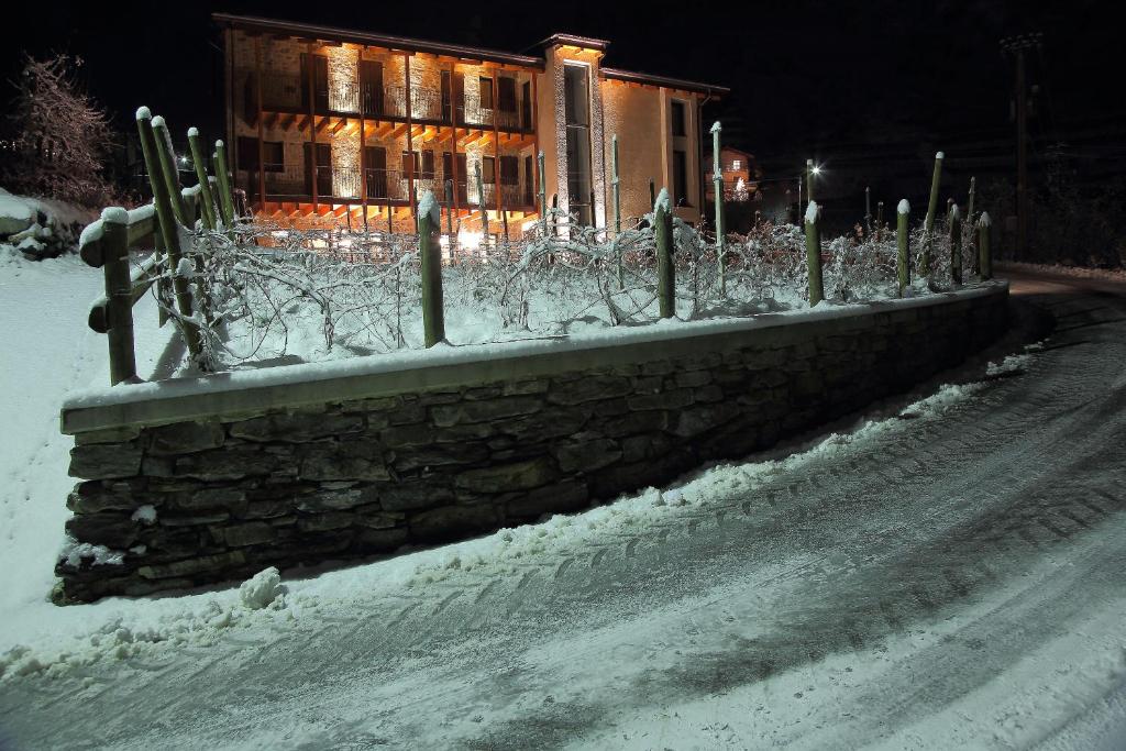 Bianzone普拉达农家乐的建筑物前雪中石墙