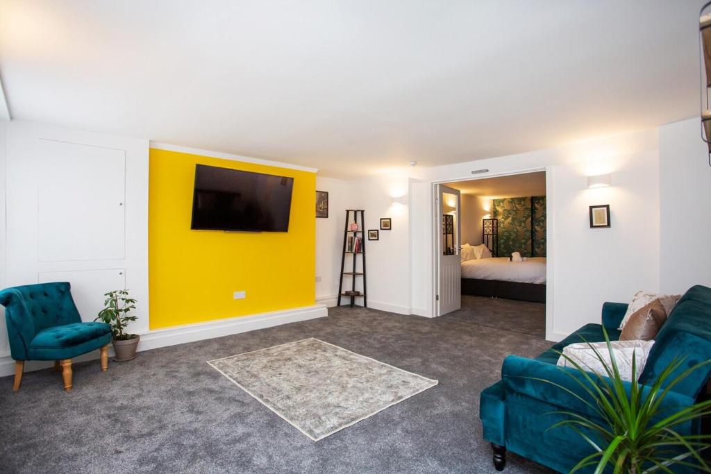 桑德兰Stephenson's Lodge - Stylish One Bed - City Centre的带沙发和黄色墙壁的客厅