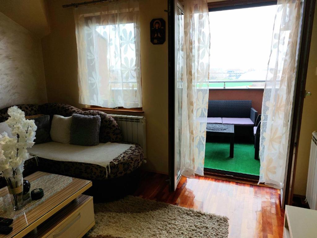沙巴茨Cozy land的带沙发和窗户的客厅