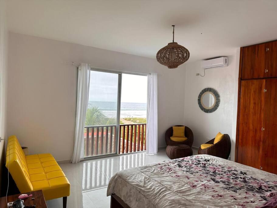 蒙塔尼塔Montañita House, con Piscina Frente al Mar, 25Pers的一间卧室配有一张床,享有海景