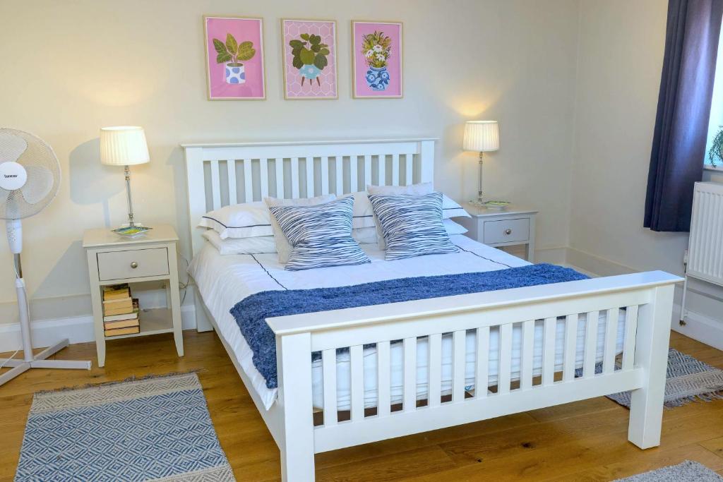 布罗肯赫斯特Entire Apartment in Central Brockenhurst的卧室内的一张白色床,设有2个床头柜