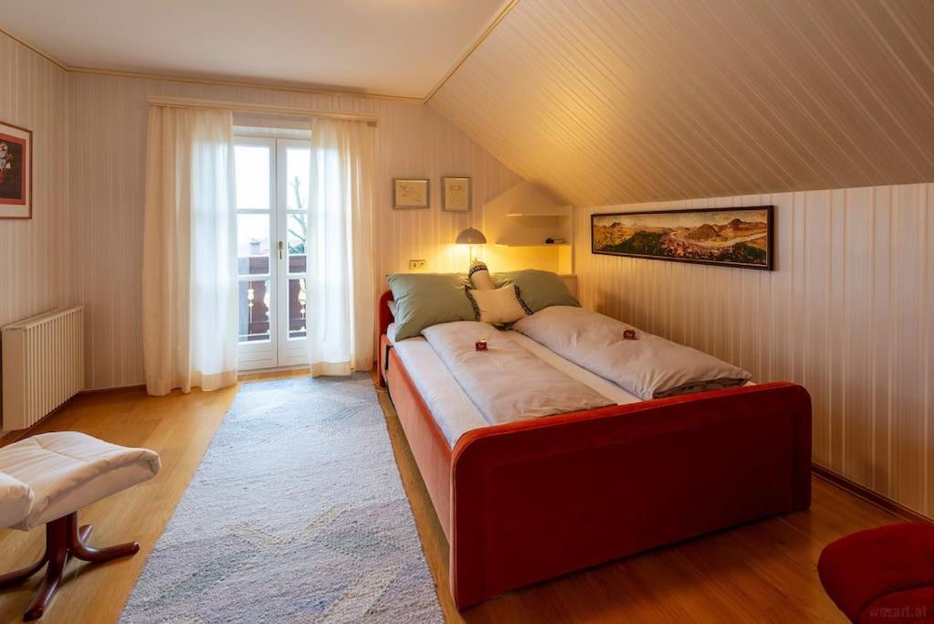 AdnetLuxus Alpenparadies nahe Salzburg Sauna & Whirlpool的窗户客房内的一张大床