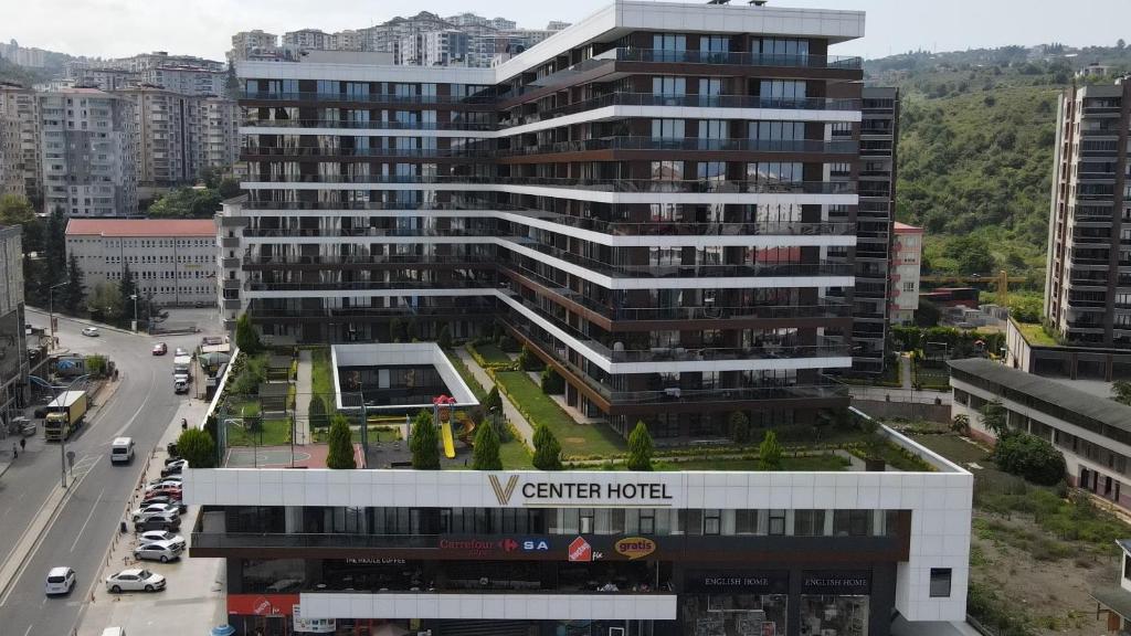 特拉布宗V Center Hotel的街道上的一座大建筑