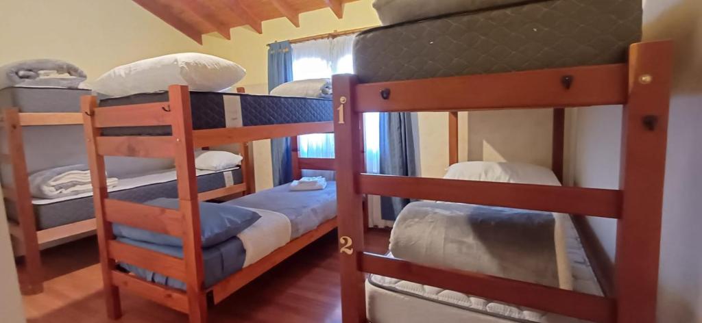 乌斯怀亚Casa céntrica compartida的客房内的两张双层床