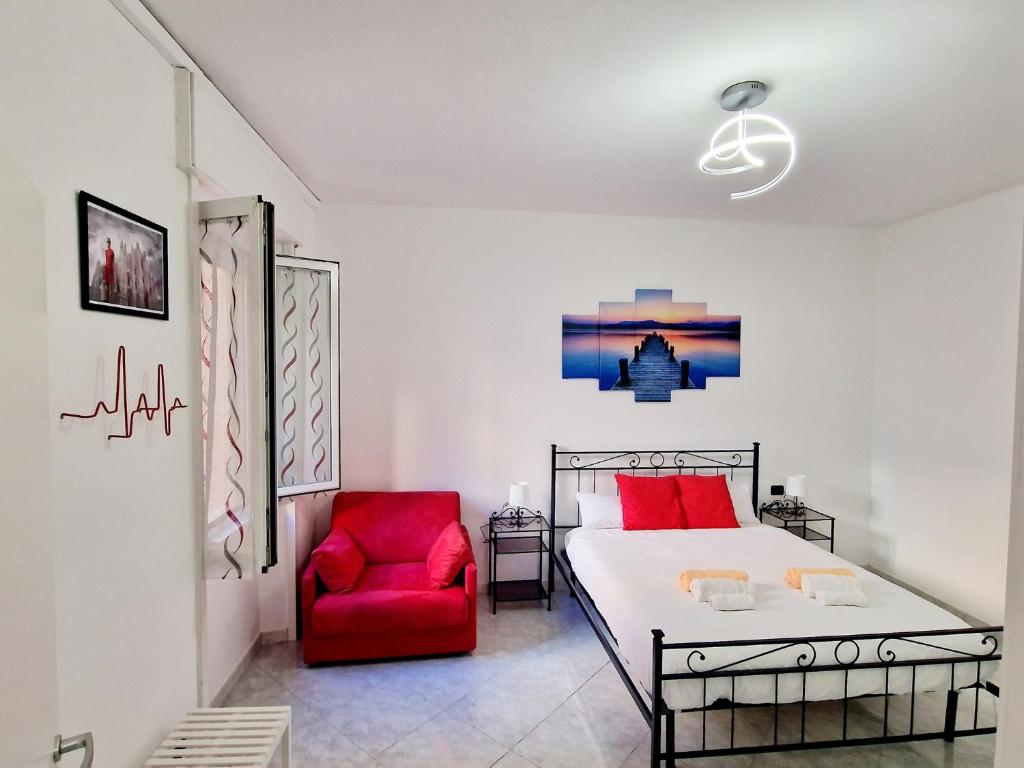 科尔西科FUORI dal COMUNE的一间卧室配有一张床和一张红色椅子