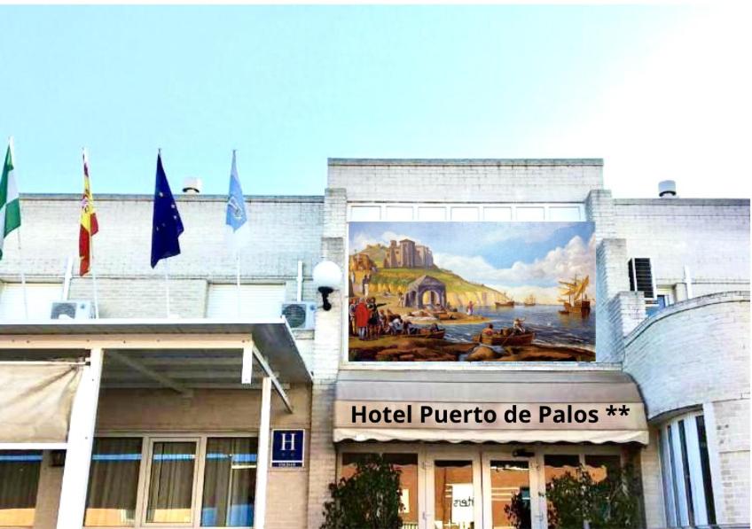 帕洛斯德拉夫龙特拉Hotel Puerto de Palos (La Rabida)的一张位于酒店旁的壁画