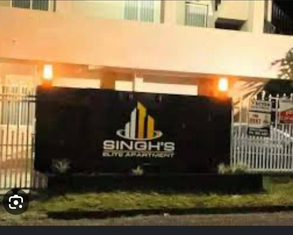 南迪Singhs elite apartment的建筑的侧面有标志