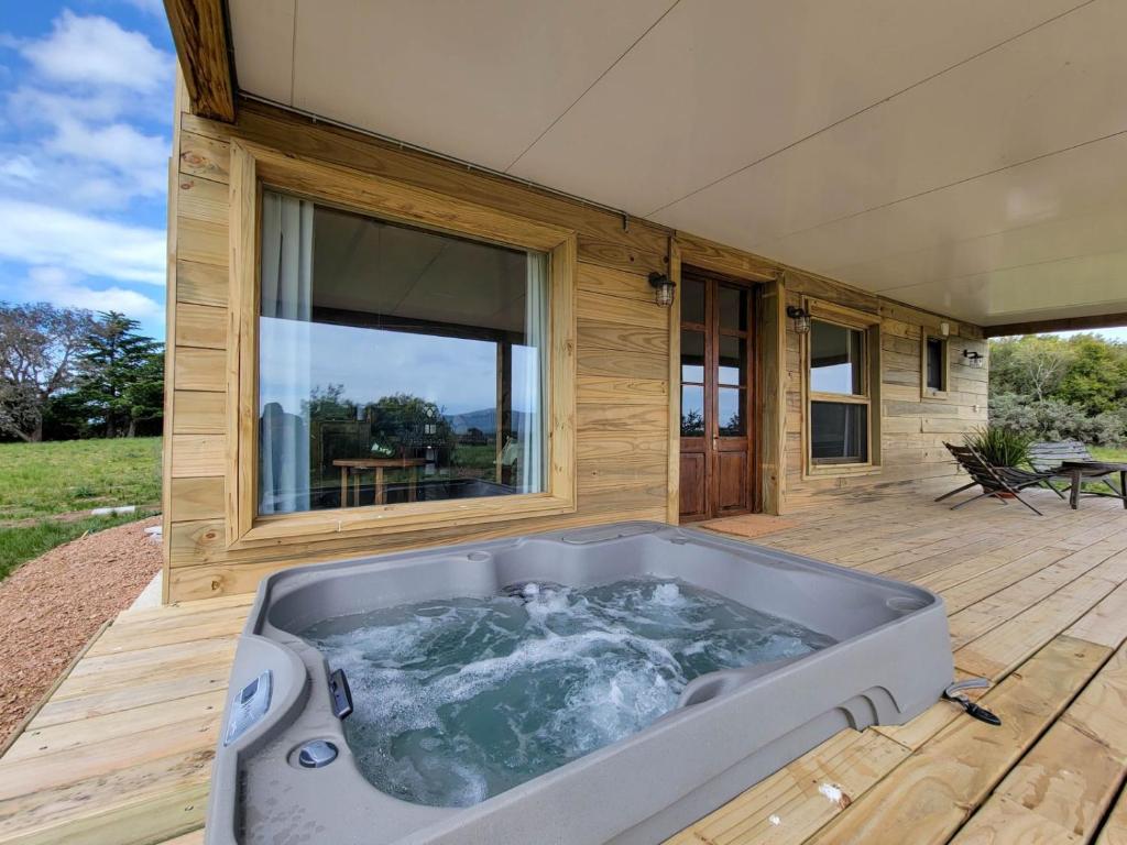 皮里亚波利斯La Aristobula的木制甲板上的大型浴缸