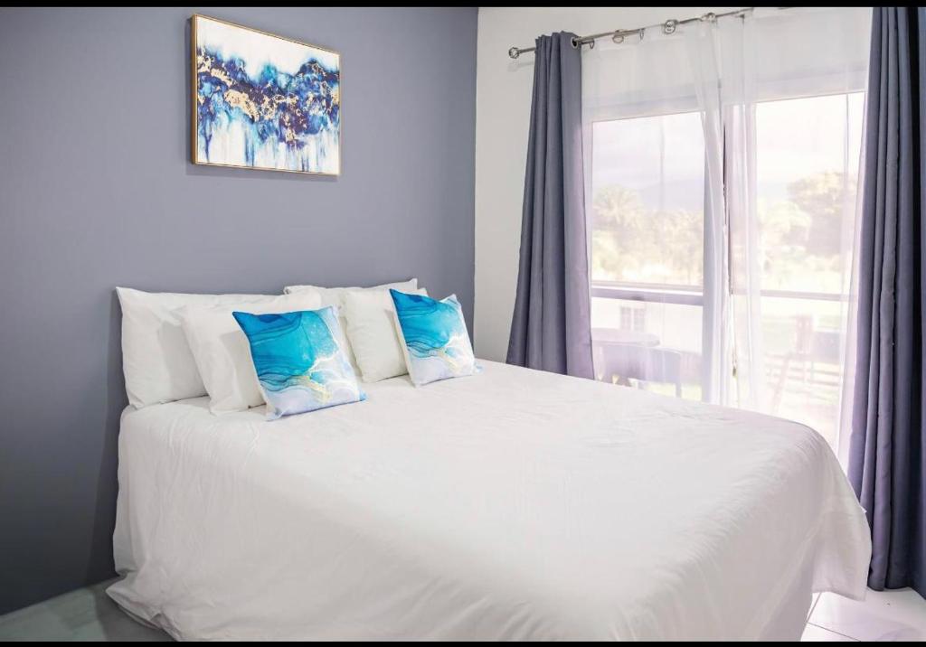 特拉MAGICAS VACACIONES FRENTE AL MAR A2的卧室配有带枕头的白色床和窗户。