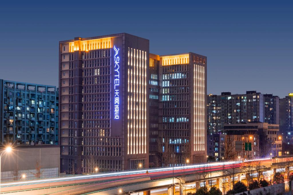 成都麦田天阅酒店(近火车南站）的一座高大的建筑,旁边有一个标志