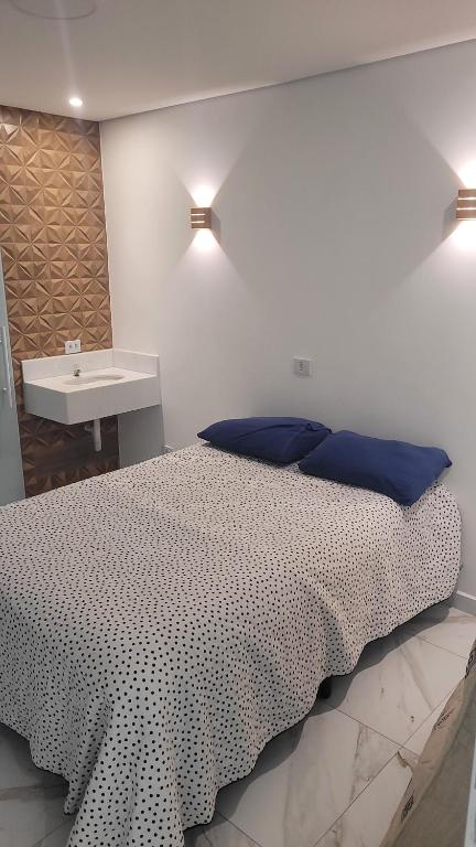 伯迪亚哥Studio 01的一间卧室配有一张带蓝色枕头和水槽的床