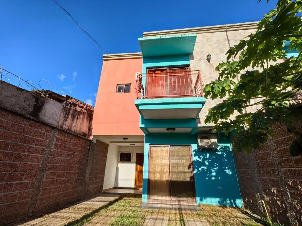 科马亚瓜Casa Céntrica Comayagua的拥有蓝色外墙和阳台的建筑