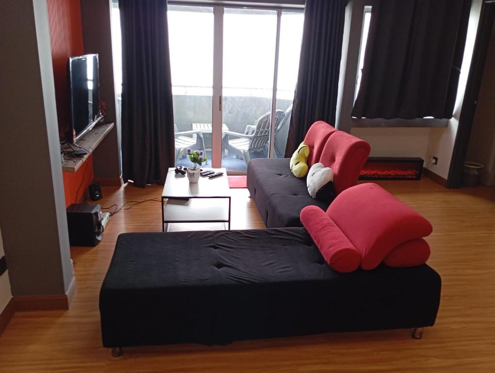 云顶高原10Pax Deluxe Apartment , CloudView Snoopy Theme, Amber Court, Genting Highlands的客厅配有两张沙发和一台电视