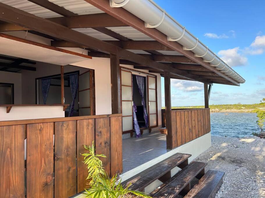 TiputaRangiroa Bliss的水边的木甲板房子