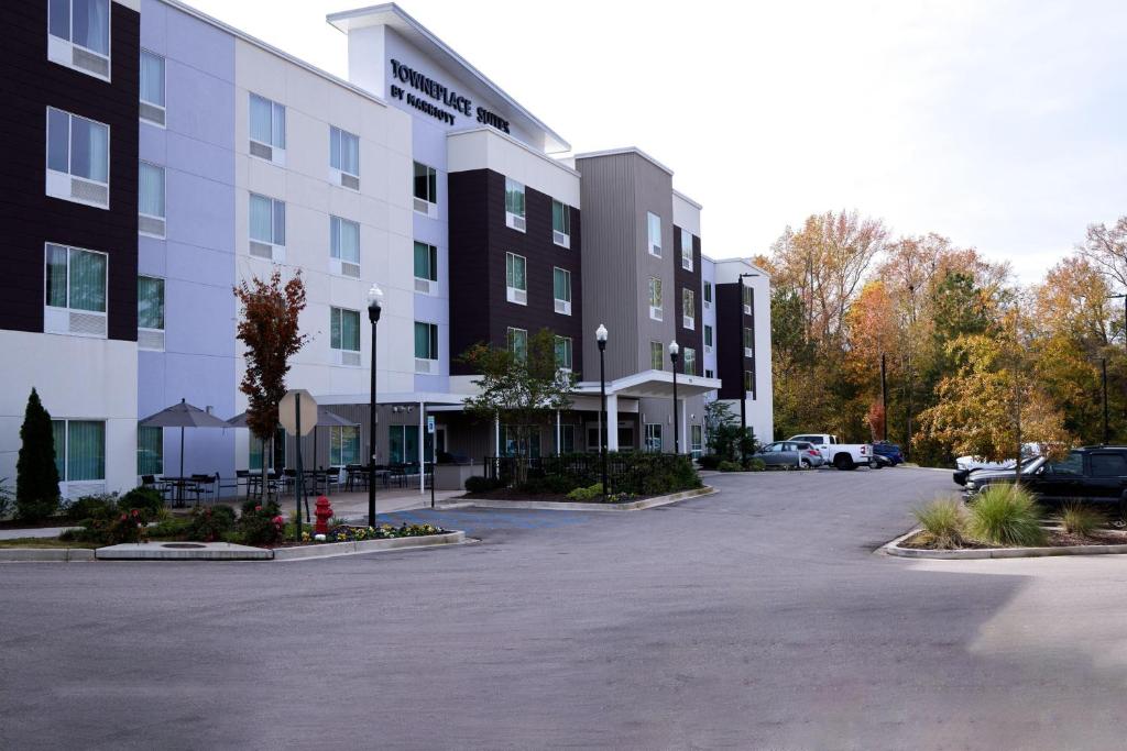 西哥伦比亚TownePlace Suites By Marriott Columbia West/Lexington的酒店前面的一个空停车位