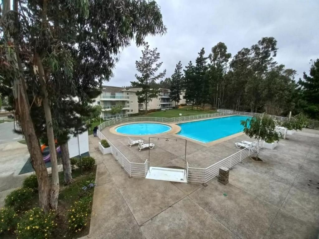 阿尔加罗沃Quebrada de la Candelaria III的游泳池周围设有椅子,享有高空的景色