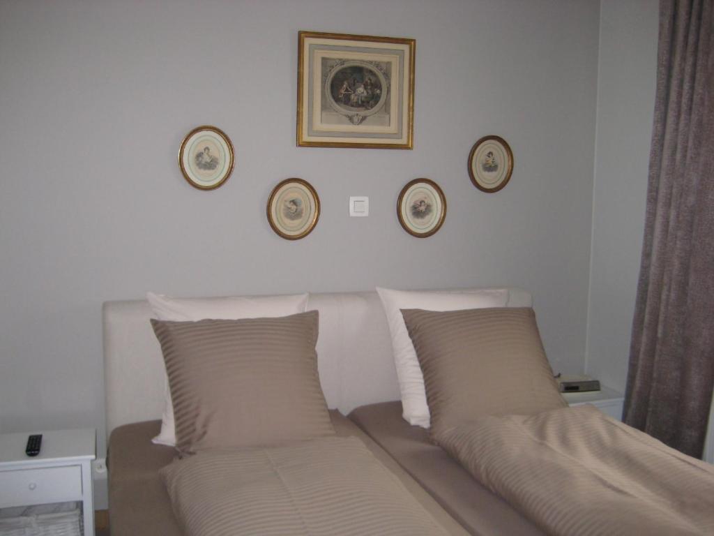 米德尔克尔克诺贝尔民宿的卧室配有一张床铺,墙上挂有两个枕头和盘子