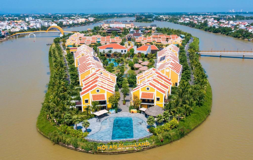 会安Hoi An Memories Resort & Spa的水面上岛屿的空中景观