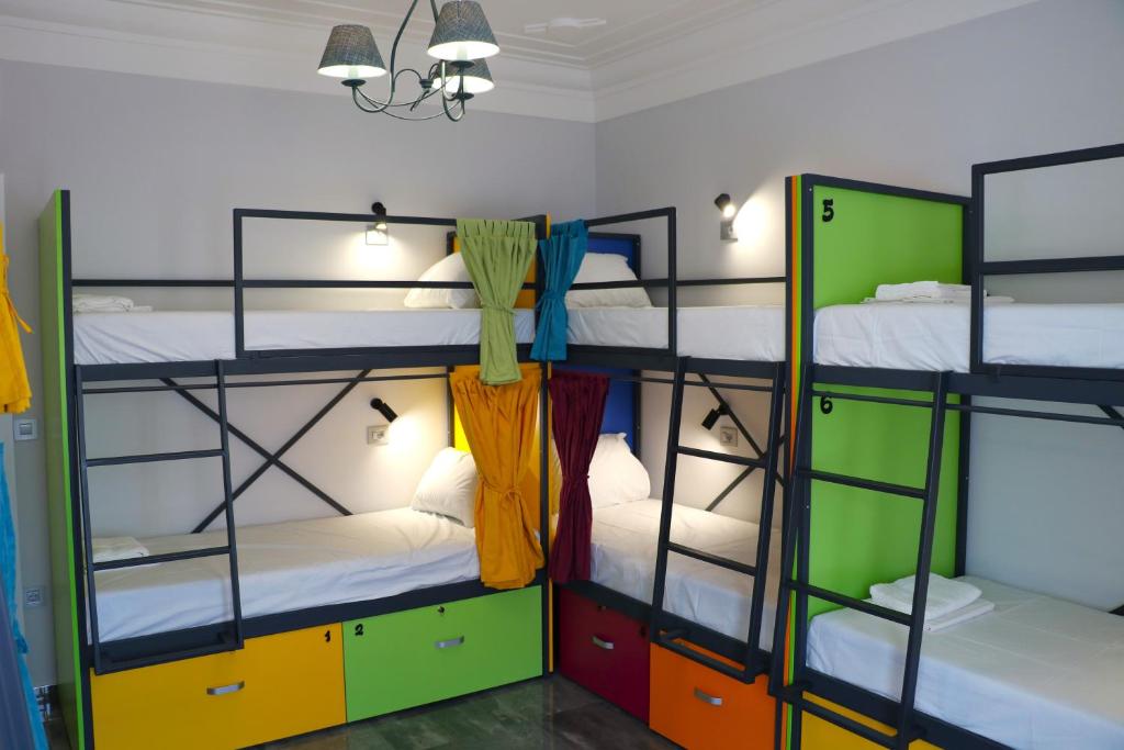 贝尔格莱德Up Hostel的客房设有四张双层床和色彩缤纷的橱柜。